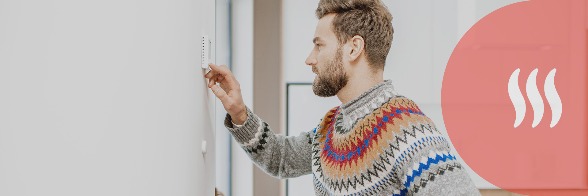 chauffage-2025 Chauffagiste devant un thermostat.