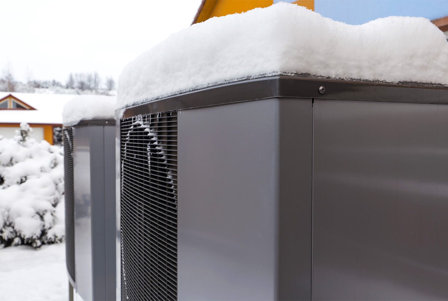 thermopompe recouverte de neige