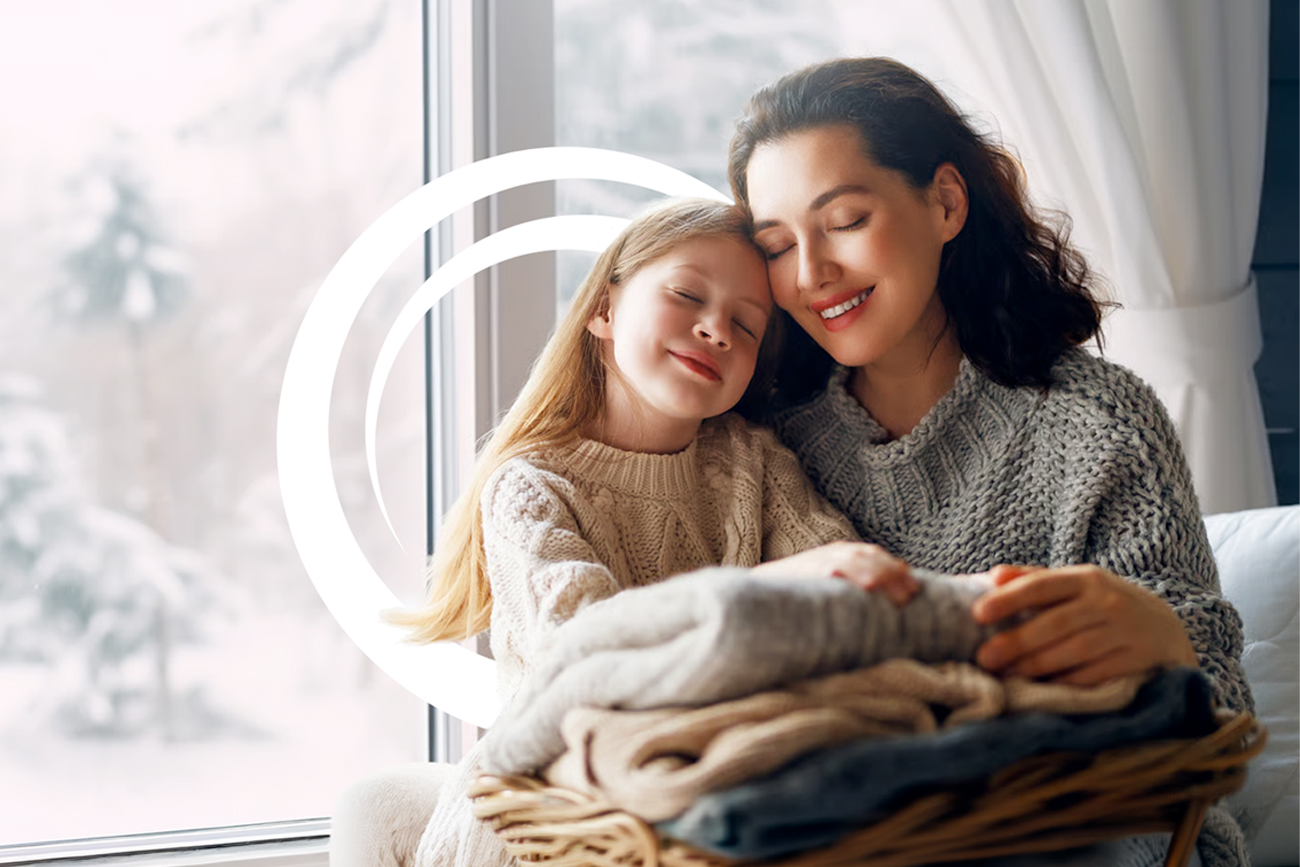 mère et fille au chaud devant la fenetre